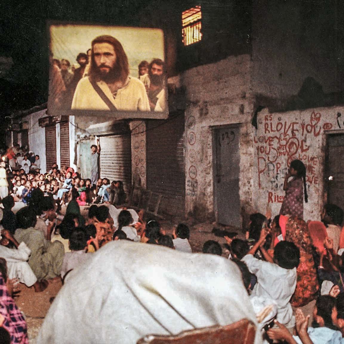 人群聚集看《耶穌傳》。（圖／翻攝自FB@Jesus Film Project）